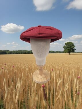 CAPAS LINEN BURGUNDY BIG APPLE NEWS BOY CAP.